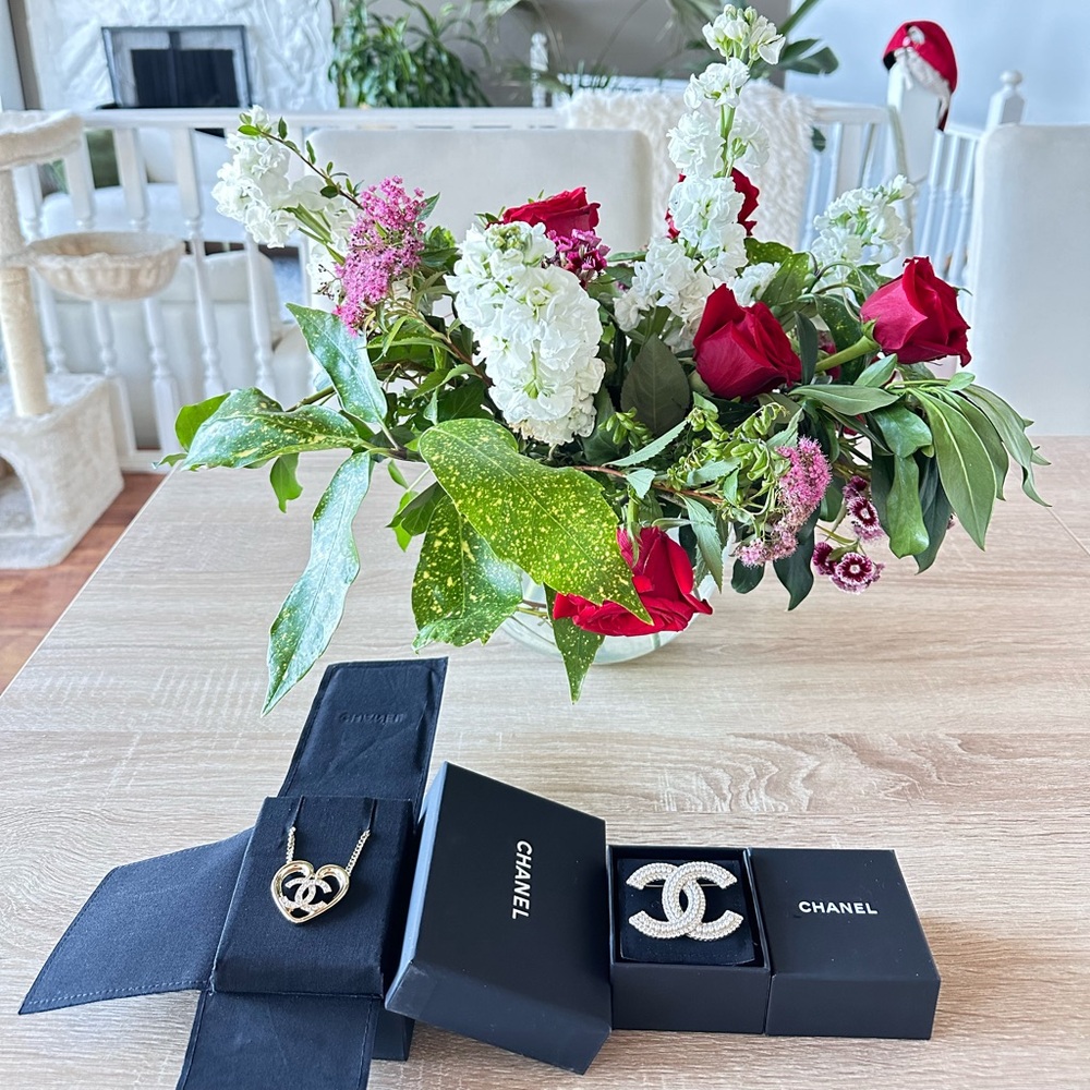 Chanel brooch and necklace - Picture 1 of 4